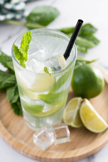 Cocktail Mojito con menta e lime