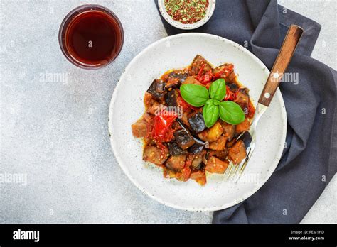 Paesaggio siciliano con pomodori e basilico