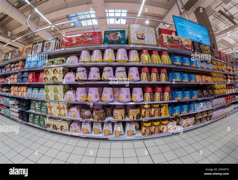 Scaffali di un supermercato Conad con prodotti in vendita