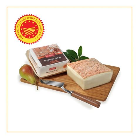 Forma di Taleggio DOP con crosta e pasta