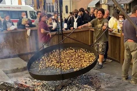 Castagne arrostite su una bancarella di sagra