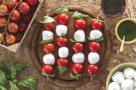 spiedini di pomodorini e mozzarelline