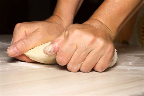 Immagine di mani che impastano una massa soffice