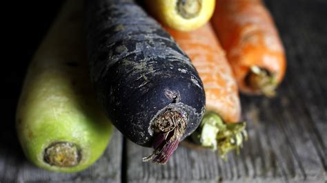 Carota nera in un mercato