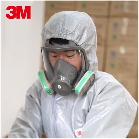 Carote nere con ingredienti per maschera facciale