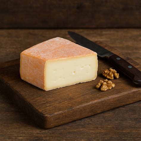 Fetta di Taleggio con la sua crosta tipica