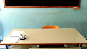 Scuola tradizionale con insegnante alla cattedra