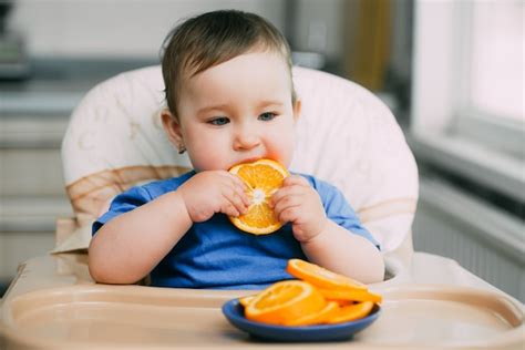 Un bambino che mangia una bruschetta semplice