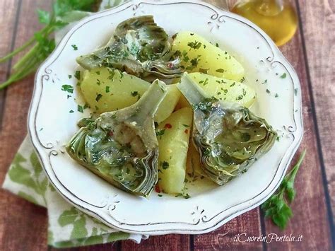 Carciofi alla villanella con patate in una casseruola