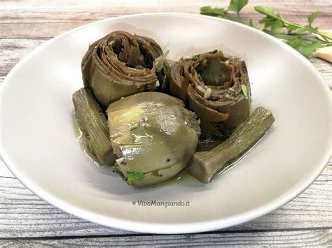 Piatto di carciofi alla villanella guarniti con prezzemolo fresco