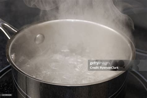 pentola con acqua bollente e fagiolini