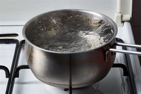 Pentola con acqua in ebollizione