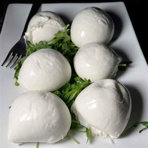 Mozzarelle di bufala appena formate