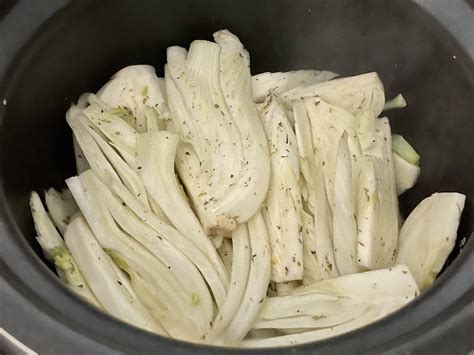 pentola a pressione aperta con finocchi cotti