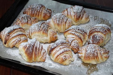 Cornetti appena sfornati su una teglia