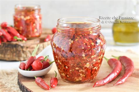 Barattoli di vetro riempiti con crema di peperoncino rosso, sigillati con olio