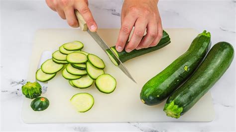 Zucchine tagliate a rondelle pronte per la preparazione