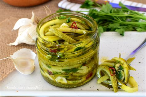 Barattoli di vetro con zucchine sott'olio pronti per la conservazione