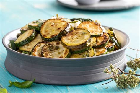 Piatto di zucchine marinate servite come contorno