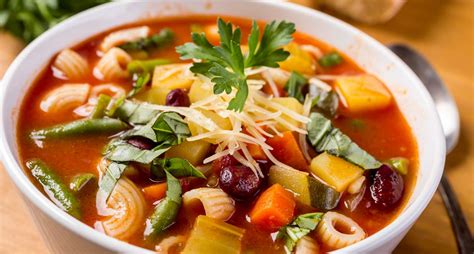 Piatto di minestrone fumante