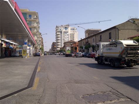 Via degli Stadi a Cosenza con persone che passeggiano