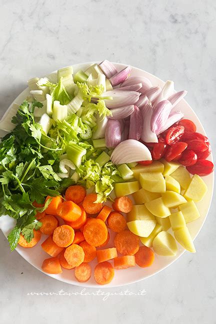 Verdure tagliate a pezzi uniformi pronte per la marinatura