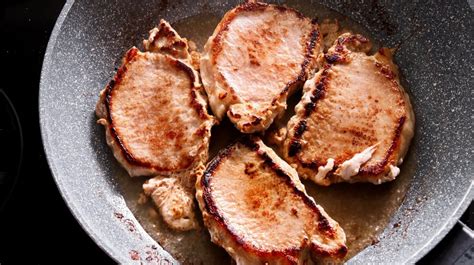 Fette di carré di maiale affumicato in padella
