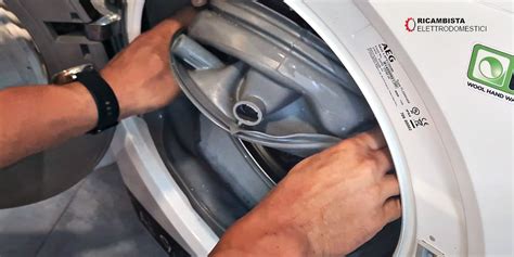 Pulizia interna di una lavatrice