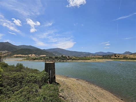 L'isola in mezzo al lago si è innalzata e ha iniziato a fluttuare