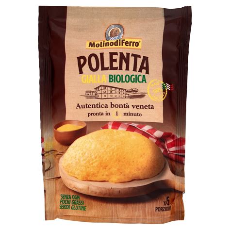 Versare la polenta istantanea in acqua bollente
