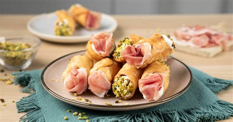 Cannoli salati di prosciutto e mozzarella