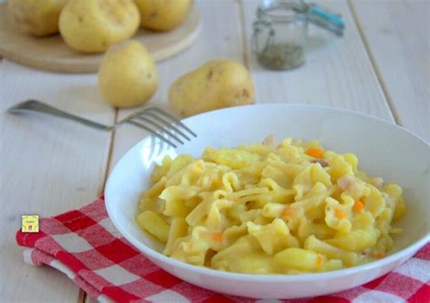 Ingredienti freschi per la pasta e patate: patate, cipolla, pasta mista, provola