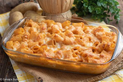 Una teglia di pasta e patate con provola gratinata al forno