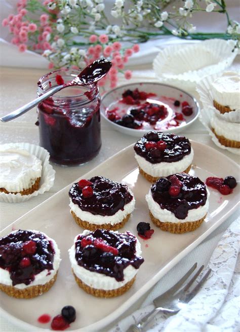 Mini cheesecake alla ricotta in una teglia