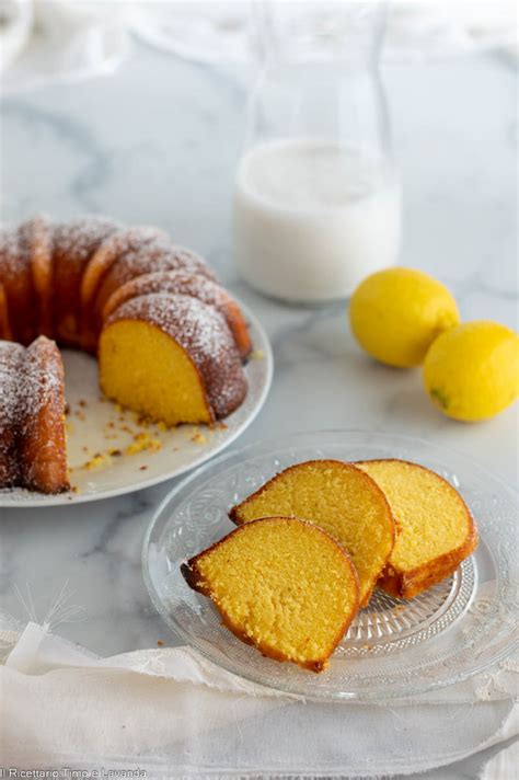 ciambella al limone su un piatto da portata
