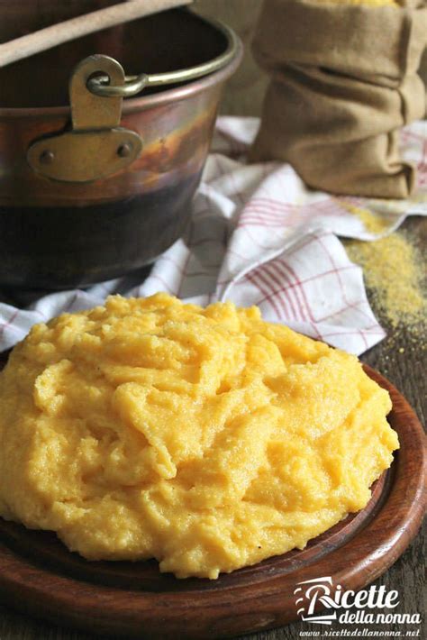 Polenta gialla fumante in un piatto tradizionale