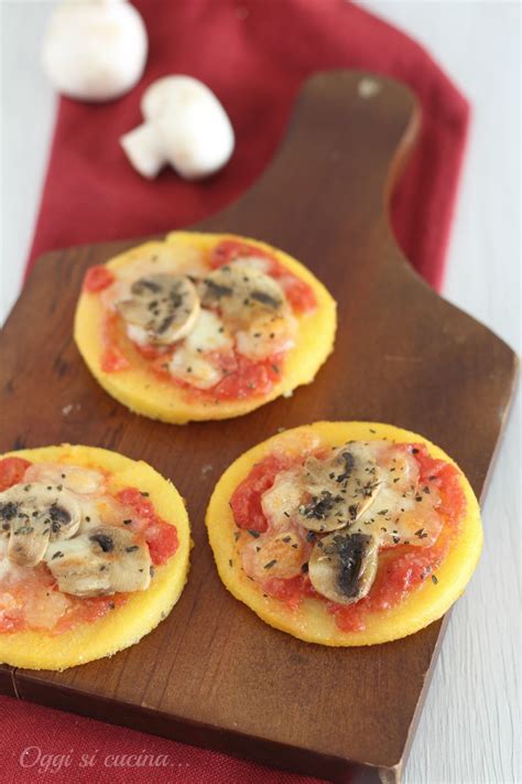 Pizzette di polenta colorate con verdure e formaggio