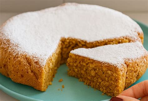 una torta soffice con una fetta tagliata