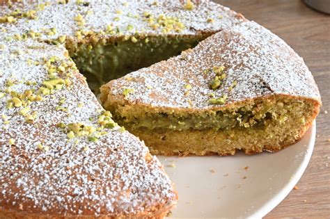 ciotola con ingredienti per torta al pistacchio