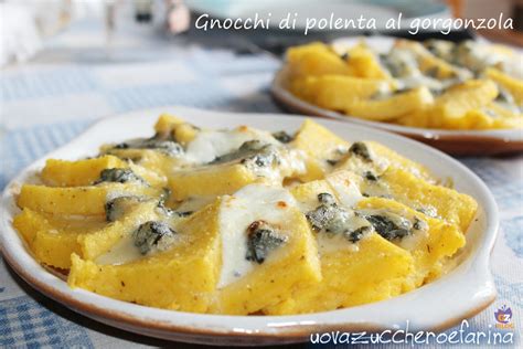 Una ciotola fumante di polenta al gorgonzola con erbe aromatiche