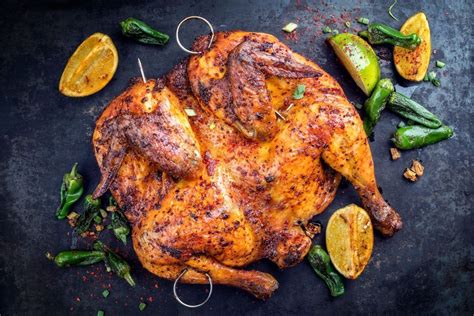 Pezzi di pollo alla diavola serviti su un piatto