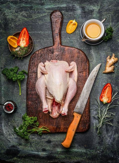 Pollo intero su un tagliere