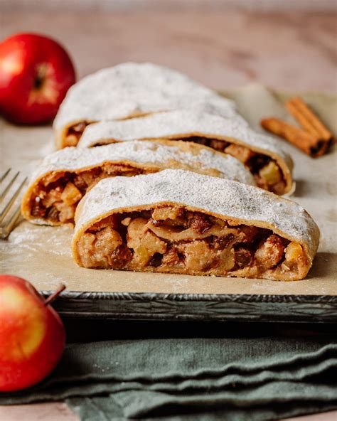 Assemblaggio dello strudel con strati di ripieno