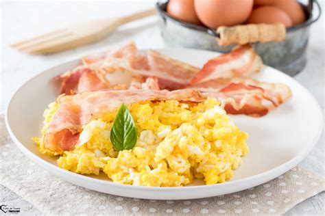 padella con uova strapazzate pronte per essere servite