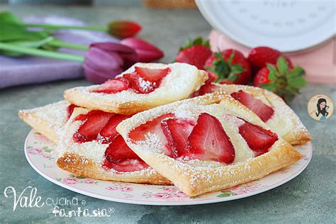 Triangolini di sfoglia con fragole e cioccolato