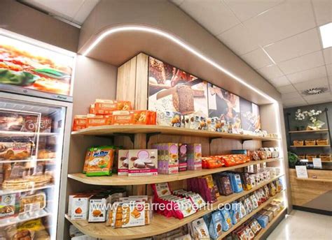 Vetrina di un supermercato Decò con prodotti freschi in esposizione