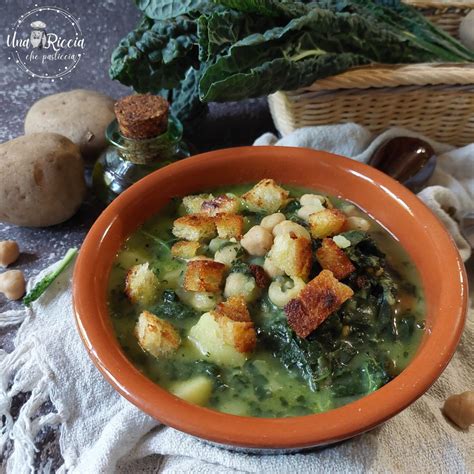 Piatto di zuppa di cavolo nero e legumi con pane tostato