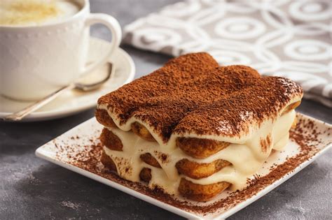 Immagine di un tiramisù classico servito in una pirofila