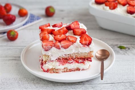 Immagine di un tiramisù senza uova, con fragole