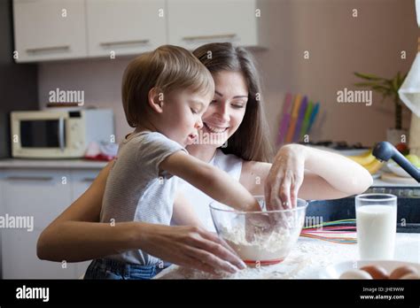bambina che aiuta la mamma a preparare una torta